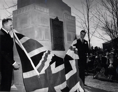 Prof. R.J. Love and J.C. McNair unveiling the Poets' Corner Monument - UAPC11no11(5)